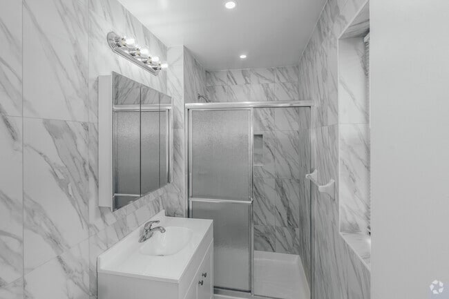 2BR, 2BA - 1,367SF - Primary Bathroom