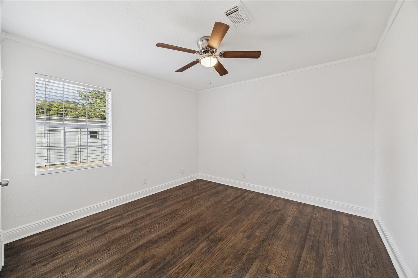 Photo - 129 E 6th St
