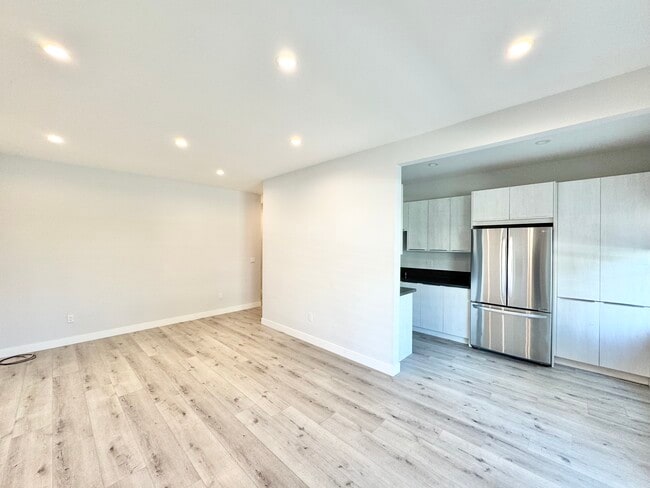 Building Photo - 141 N Swall Dr Unit 6 Rental