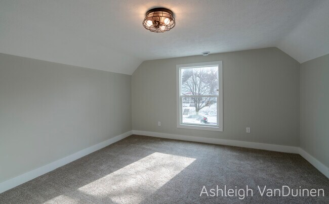 Dormitorio 1 - 823 Crescent St NE