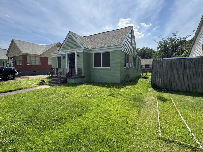 Building Photo - 1071 N Avalon St