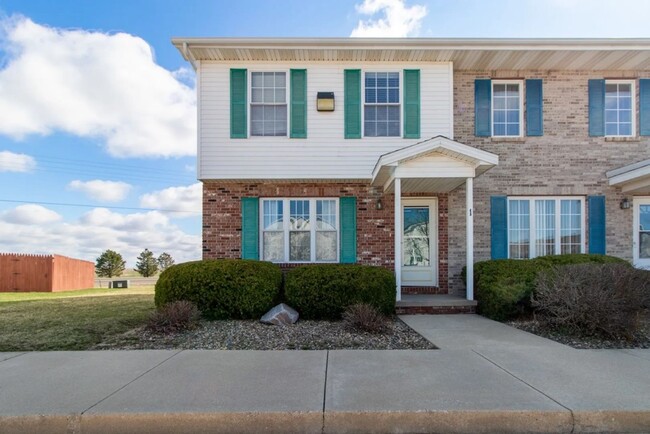 Two Bedroom and 1.5 Bathroom Townhome with... - Two Bedroom and 1.5 Bathroom Townhome with...