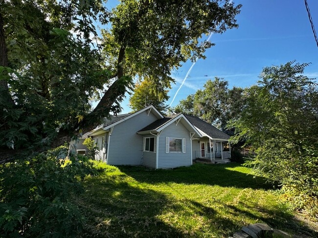 Building Photo - Large Craftsman in the Country Rental