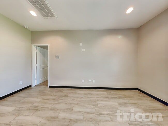 Photo - 8523 Aster Gln Wy