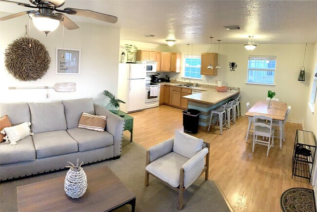 Photo - 215 Pompano Ln