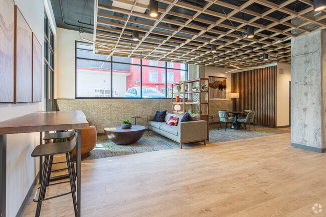 Interior Photo - Elevation 16