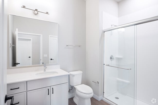 1BR, 1BA - 832SF - Bathroom - Glenwood Station