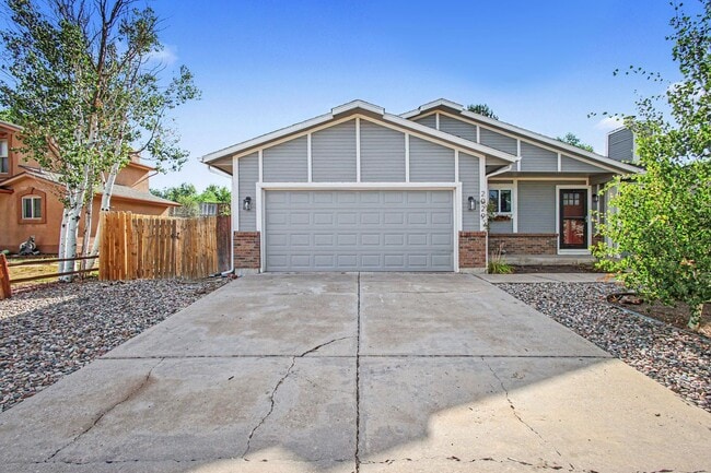 Building Photo - 3 bedroom, 2 car garage, fenced yard, updated and clean!