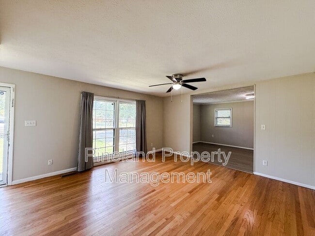 Photo - 7220 Ainsley St