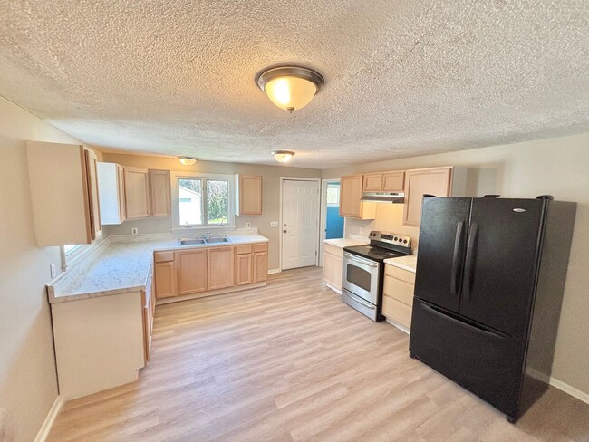 Building Photo - Spacious 5bd single family home | Off Street Parking | Updated kitchen