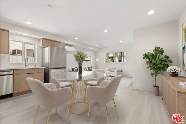 Photo - 6943 Simpson Ave