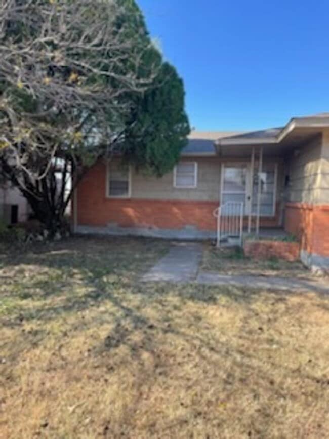 Building Photo - NICE HOME IN THE RIDGECREST AREA. PETS NEGOTIABLE WITH OWNERS APPROVALINS