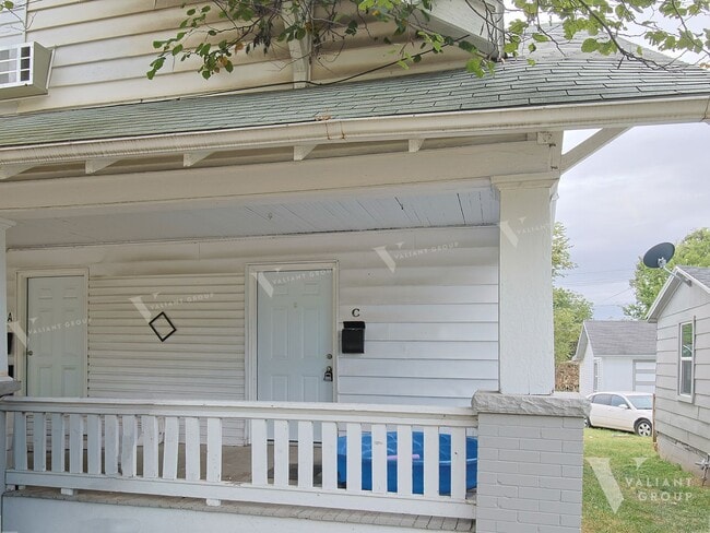 Building Photo - 1032 E Commercial St Unit C Rental
