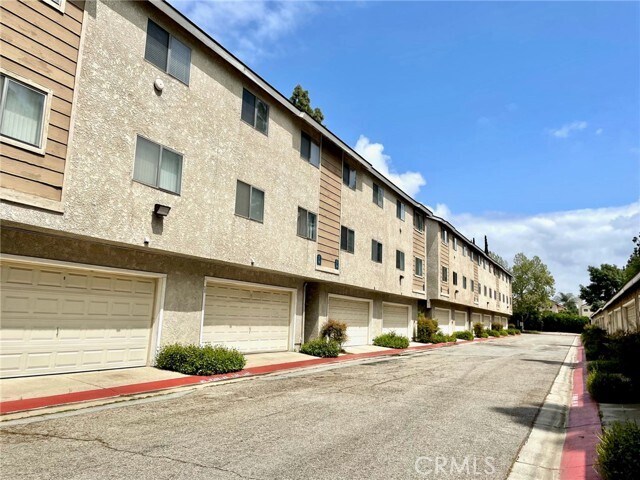 Photo - 2410 N Towne Ave Unidad 57