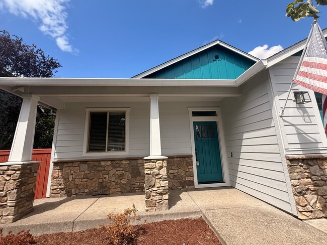 Photo - 2626 NE Hawthorne Cir
