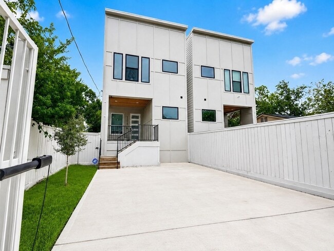 Photo - 2208 Bleker St