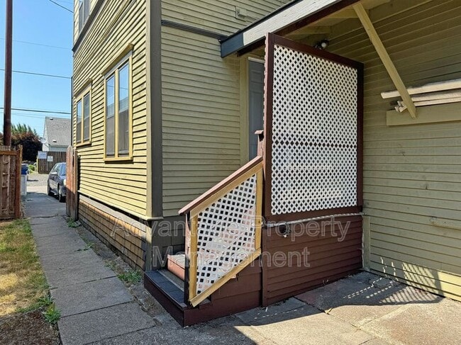 Photo - 728 SW 3rd St