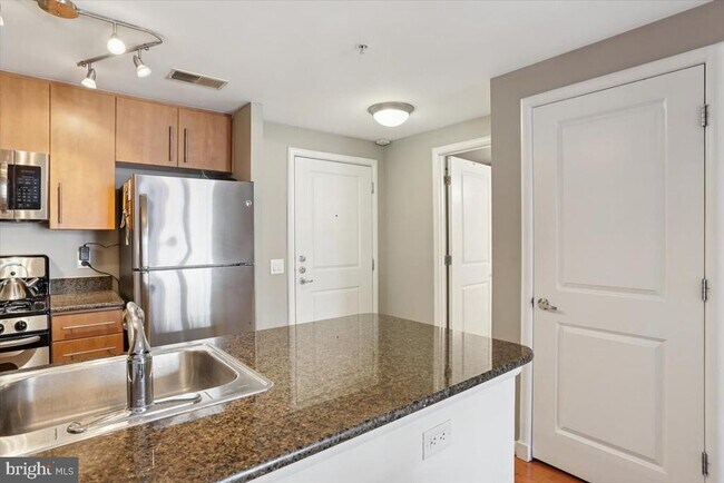 Photo - 1021 N Garfield St Unit 806