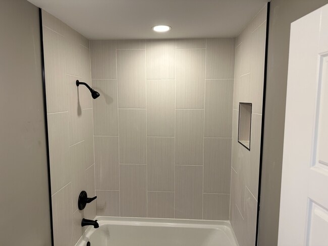 Ducha - 415 Martha Ln