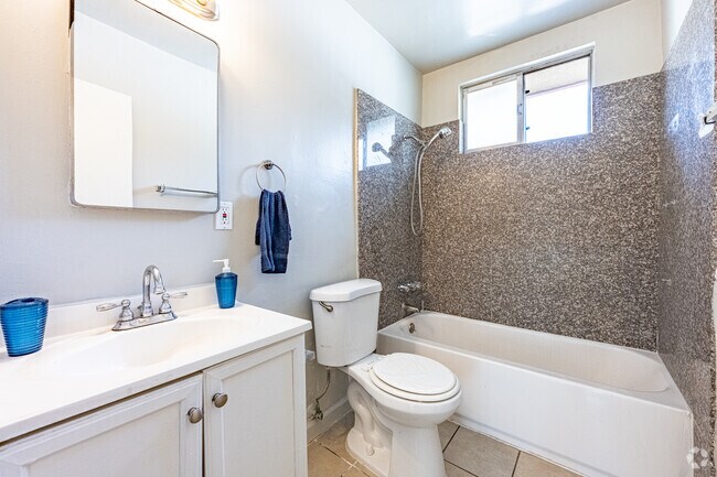 1BR, 1BA - 780SF - Bathroom
