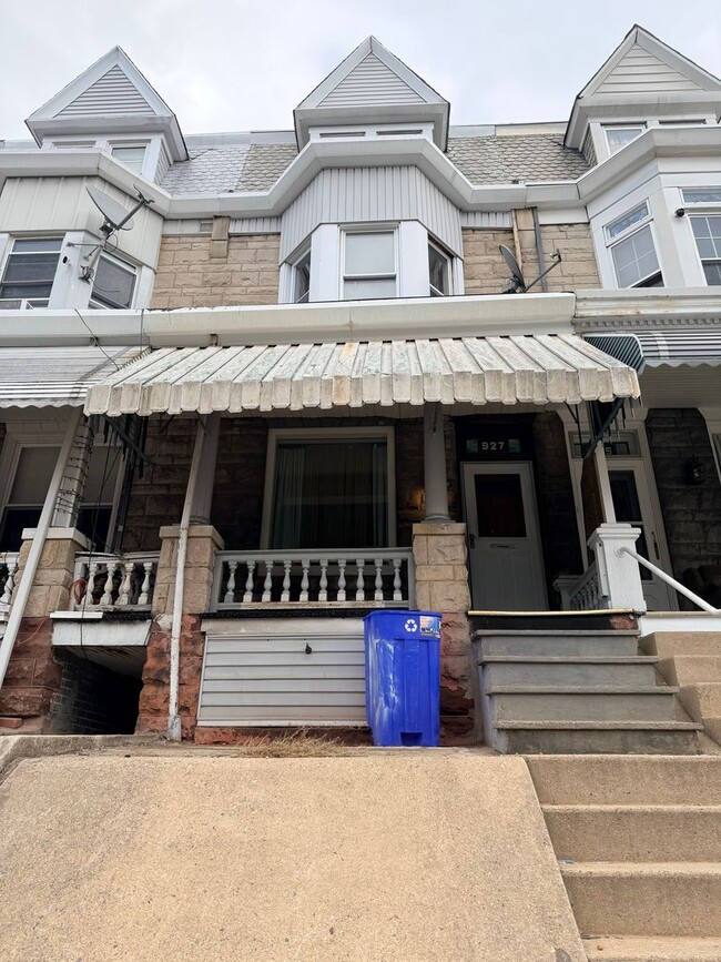 Building Photo - Beautifully remodeled 5/6 bedroom townhouse