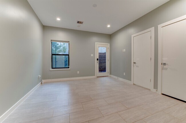 Photo - 1211 Thompson St