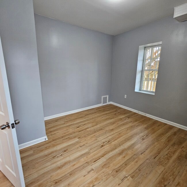 Photo - 429 E 9th St