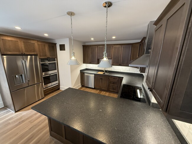 Building Photo - 678 Mohawk St