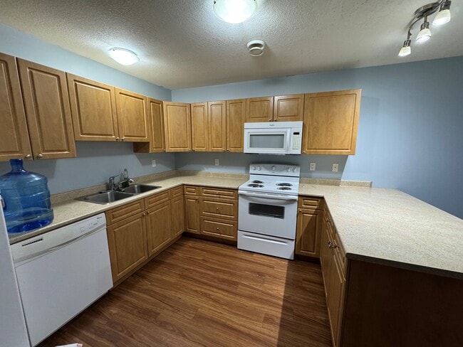 Building Photo - 804-888 88 Ave