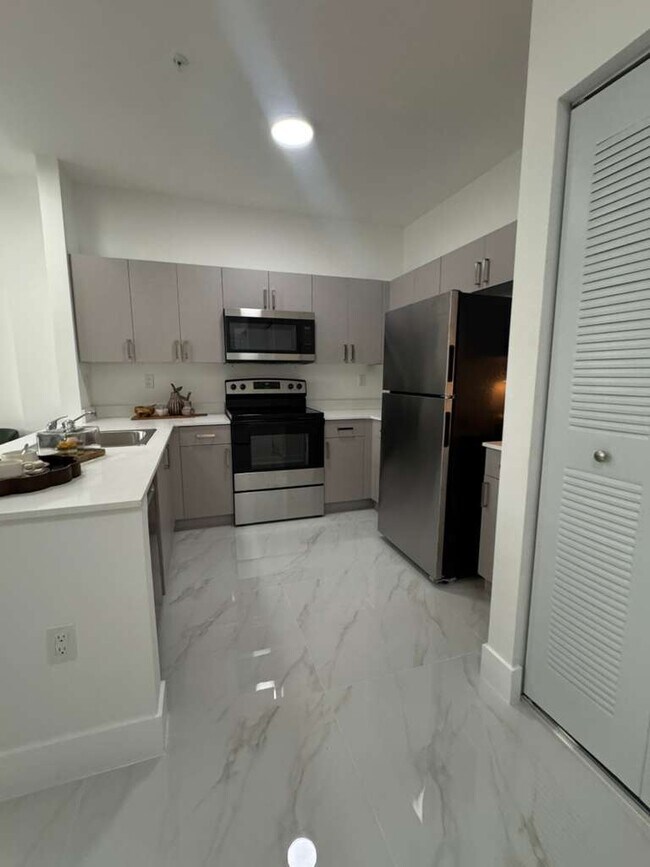 Photo - 943 W 67th St Apartamentos Unidad A1