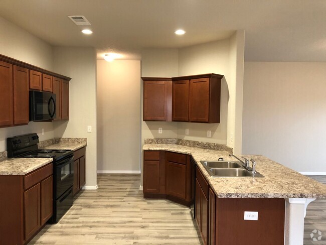 Building Photo - 3 bedroom 2 bath, 2c garage. very nice ho... Rental