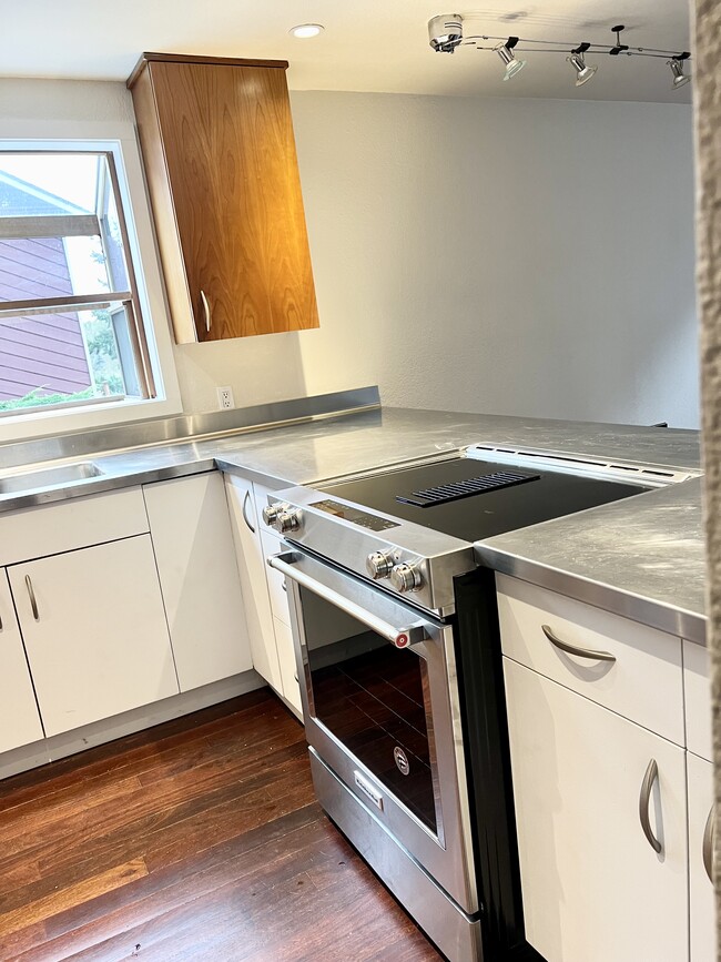 Newer range(down draft) - 25040 Lake Fenwick Rd