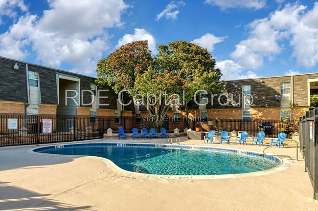 Building Photo - 7054 Glenview Dr Unit 71