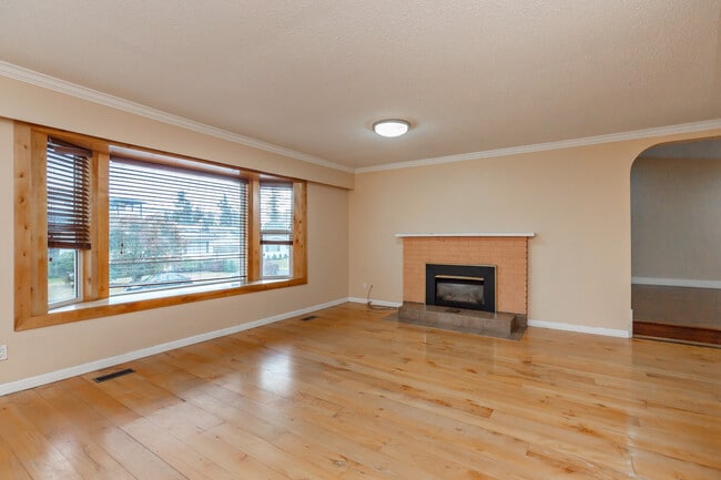 2086 Majestic Crescent