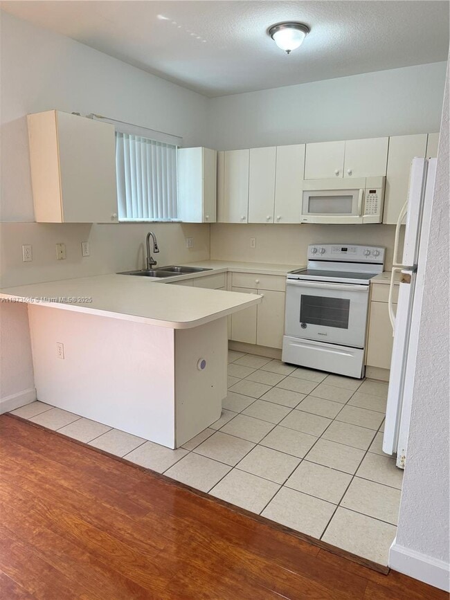 Building Photo - 373 NE 26th Pl Unit 202 Rental