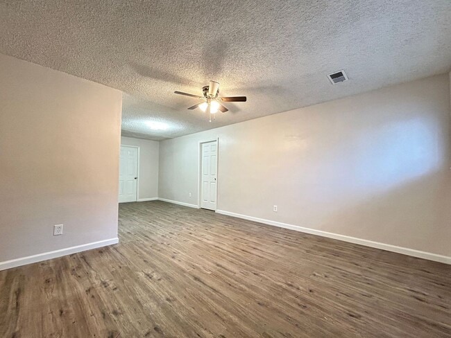 Photo - Beautifully Renovated Home – 4th Bedroom Option!