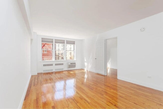 Photo - 855 E 7th St