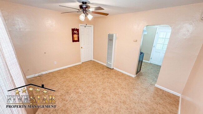 Photo - 912 Bradshaw St