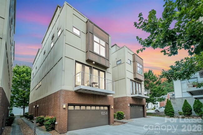 Building Photo - 925 Westbrook Dr