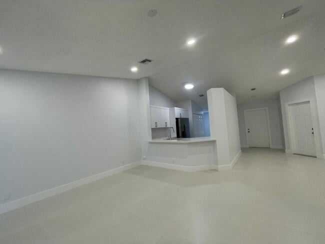 Photo - 1630 Zenith Way