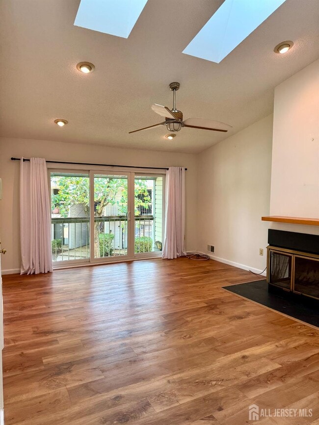 Photo - 21 Crabapple Ln
