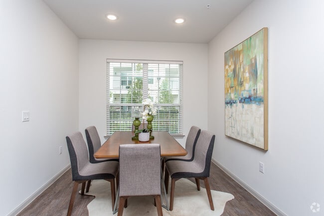 2 Br, Dining Room