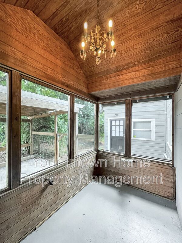 Photo - 1080 Benteen Ave SE