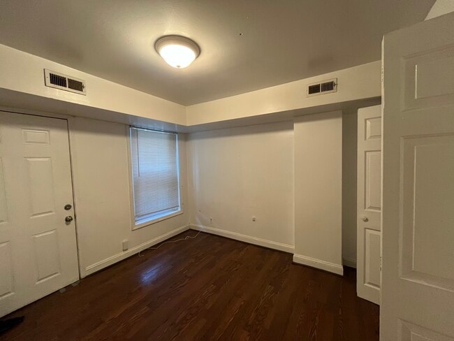Dormitorio con patio trasero privado con salida al exterior - 1006 F St NE Unidad #B