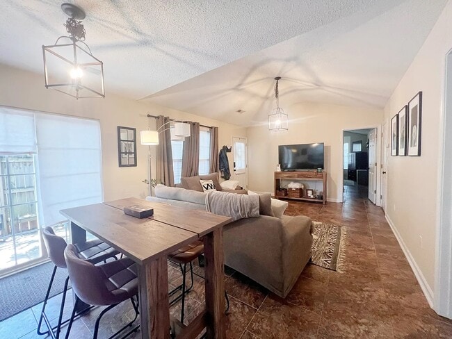 Photo - 200 Glenlea Ln