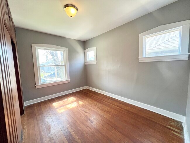 Photo - 2121 W Lee St