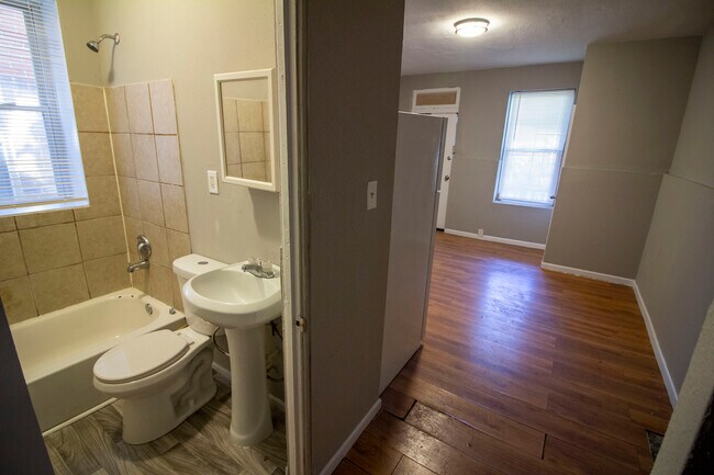 Photo - 2835 Miami St Unidad 2837 Miami