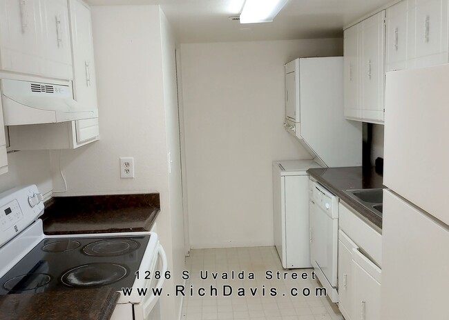 Building Photo - 2 bed, 1 Bath, 900 sqft with washer/dryer ... Rental