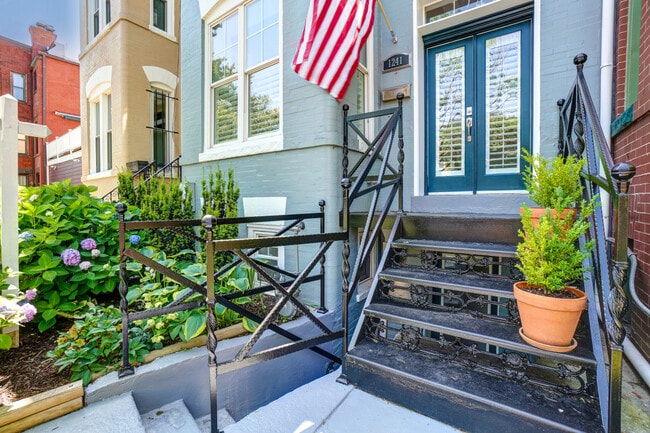 1241 G St NE Unit 1241 G st NE