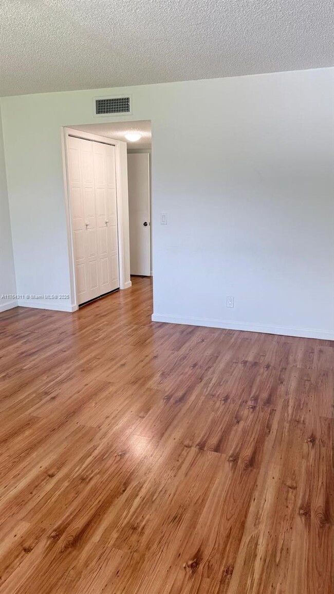 Photo - 325 Lakeview Dr Apartment Unit 202